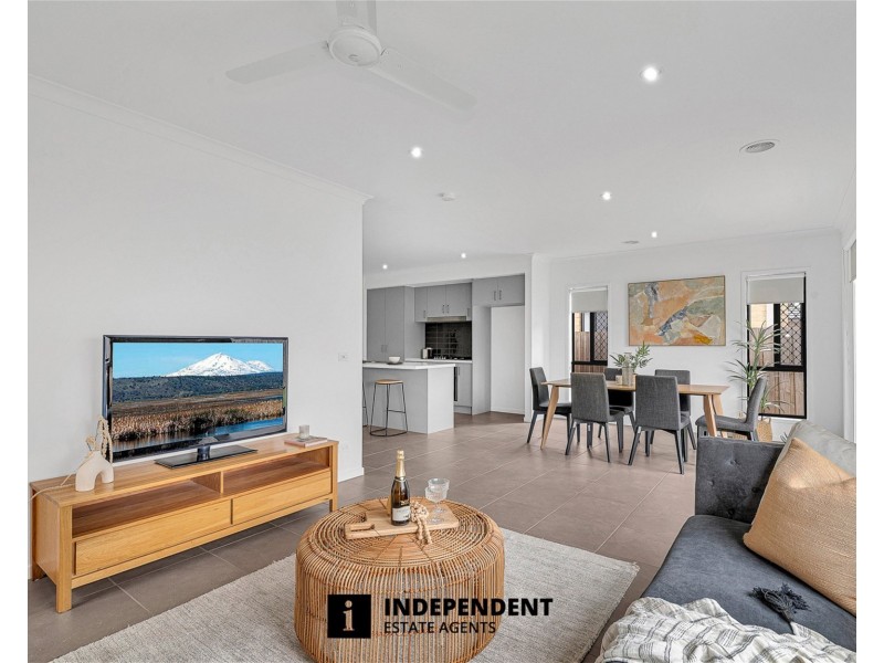 10 Merlot Way, Clyde North VIC 3978