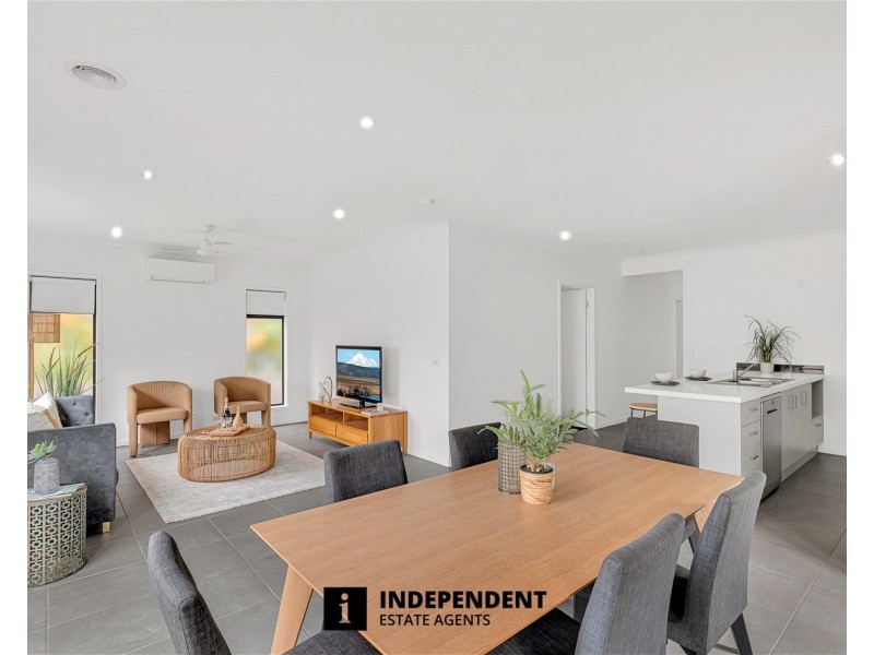 10 Merlot Way, Clyde North VIC 3978