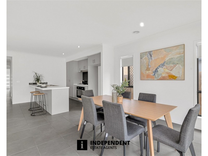 10 Merlot Way, Clyde North VIC 3978