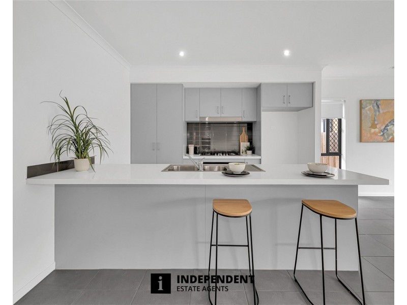 10 Merlot Way, Clyde North VIC 3978