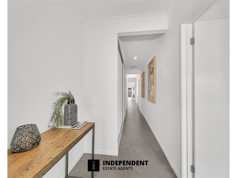 10 Merlot Way, Clyde North VIC 3978