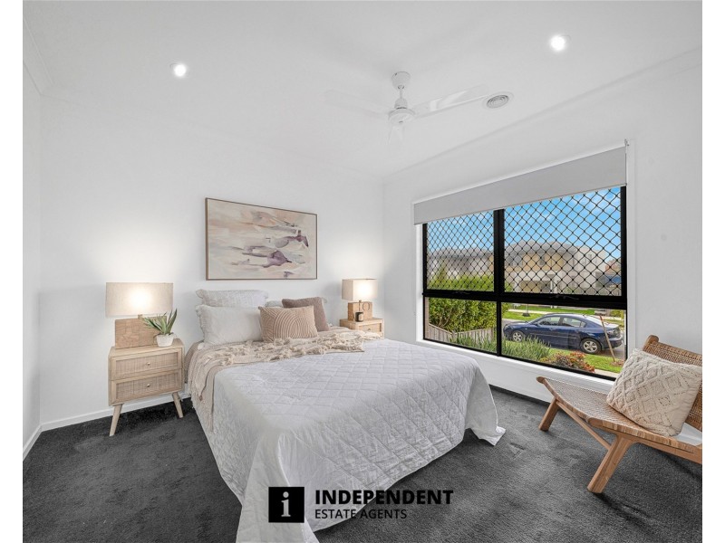 10 Merlot Way, Clyde North VIC 3978