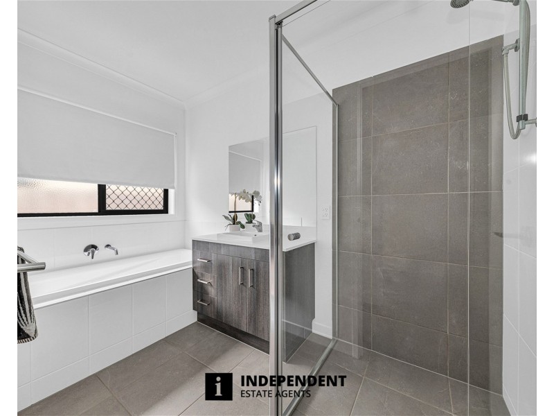 10 Merlot Way, Clyde North VIC 3978