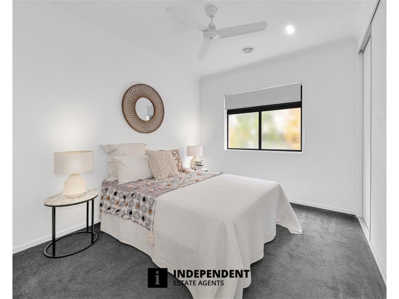 10 Merlot Way, Clyde North VIC 3978