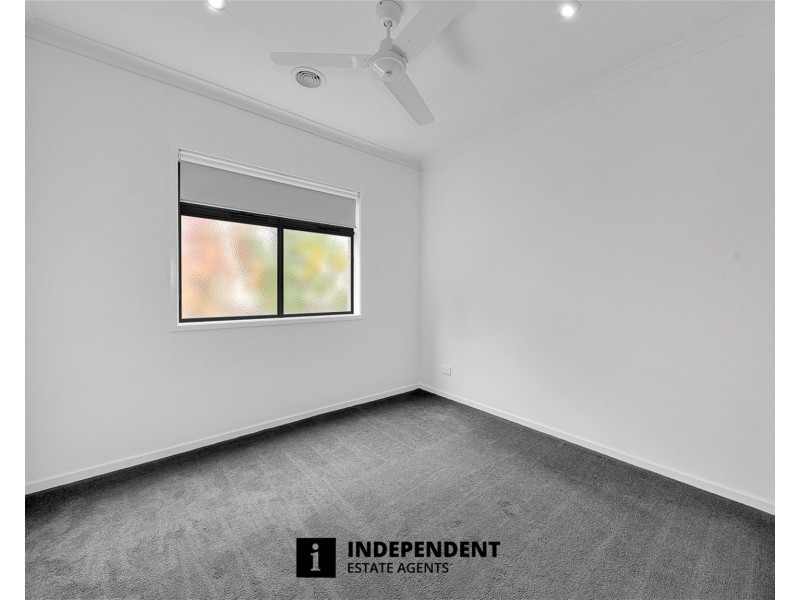 10 Merlot Way, Clyde North VIC 3978