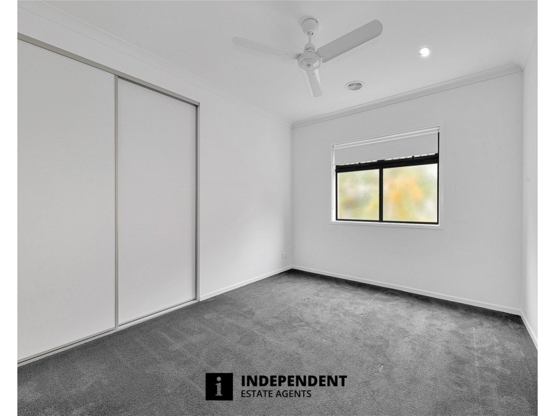 10 Merlot Way, Clyde North VIC 3978