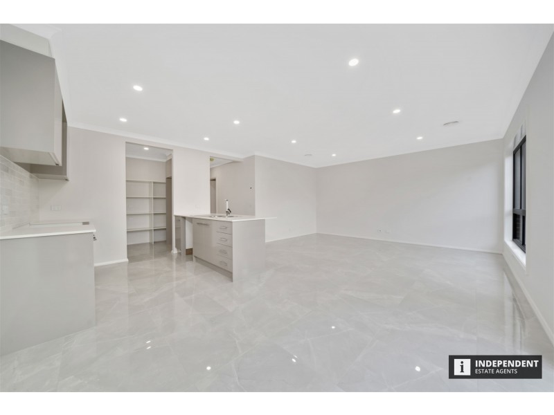 9 Endure St, Clyde North VIC 3978