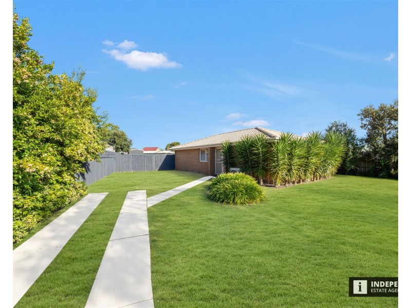 8 Terrence Dr, Cranbourne North VIC 3977