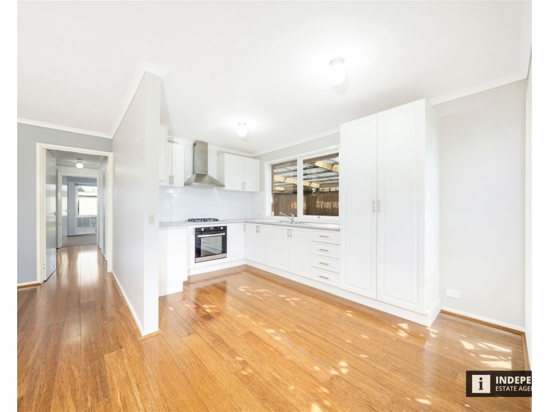 8 Terrence Dr, Cranbourne North VIC 3977