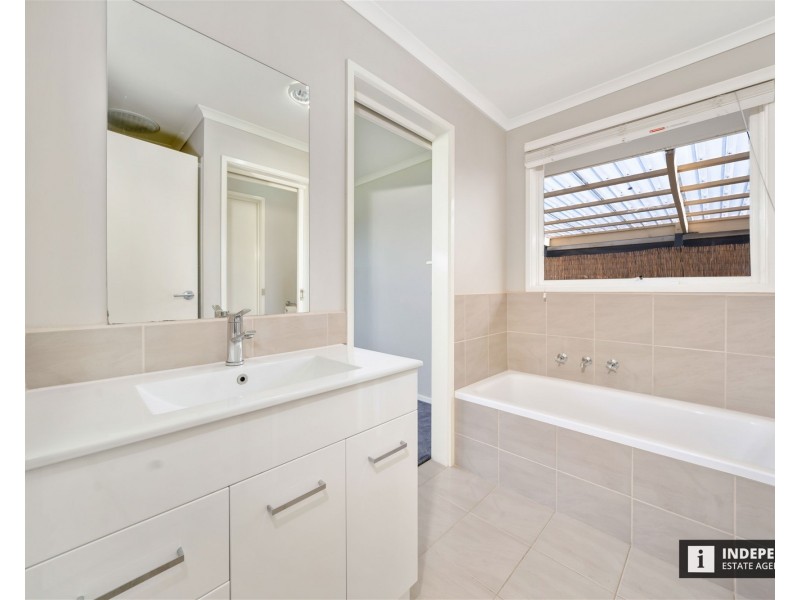 8 Terrence Dr, Cranbourne North VIC 3977
