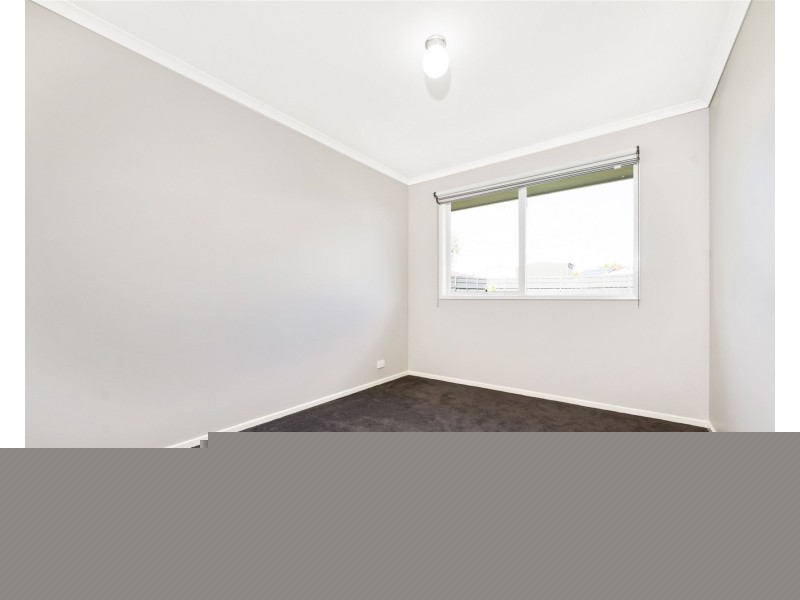 8 Terrence Dr, Cranbourne North VIC 3977