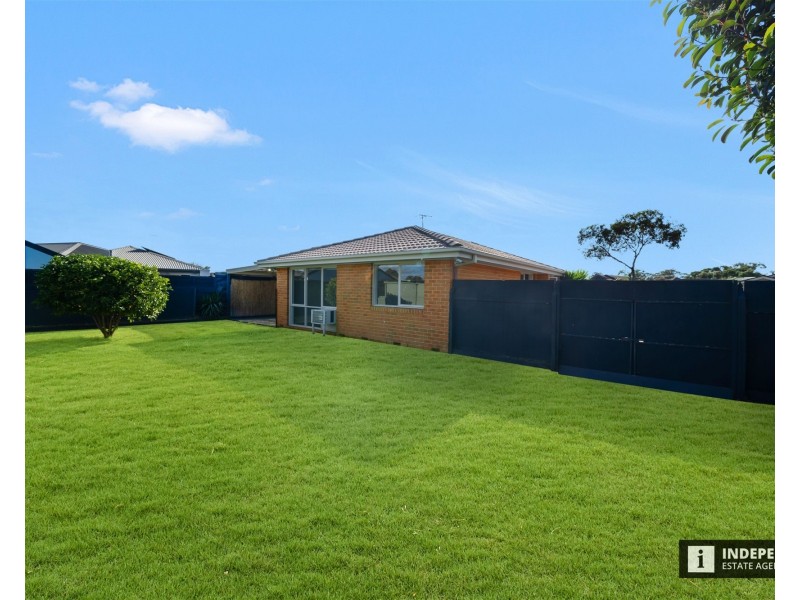 8 Terrence Dr, Cranbourne North VIC 3977