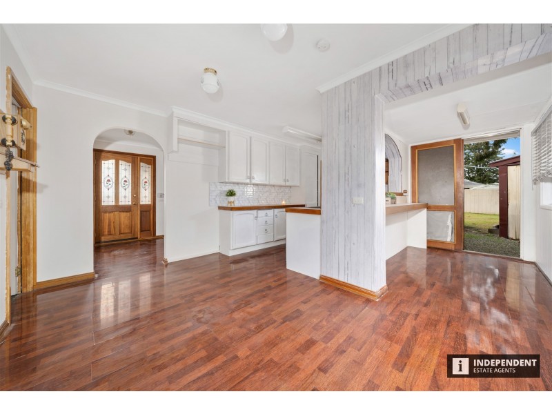 16 Valerie Dr, Cranbourne VIC 3977