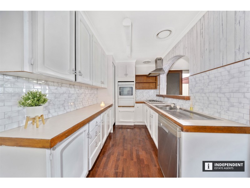 16 Valerie Dr, Cranbourne VIC 3977