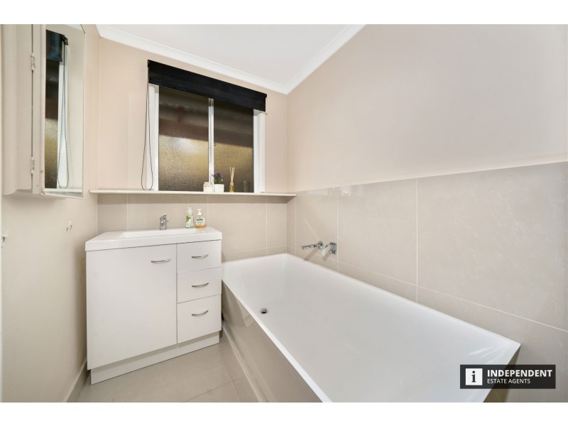 16 Valerie Dr, Cranbourne VIC 3977