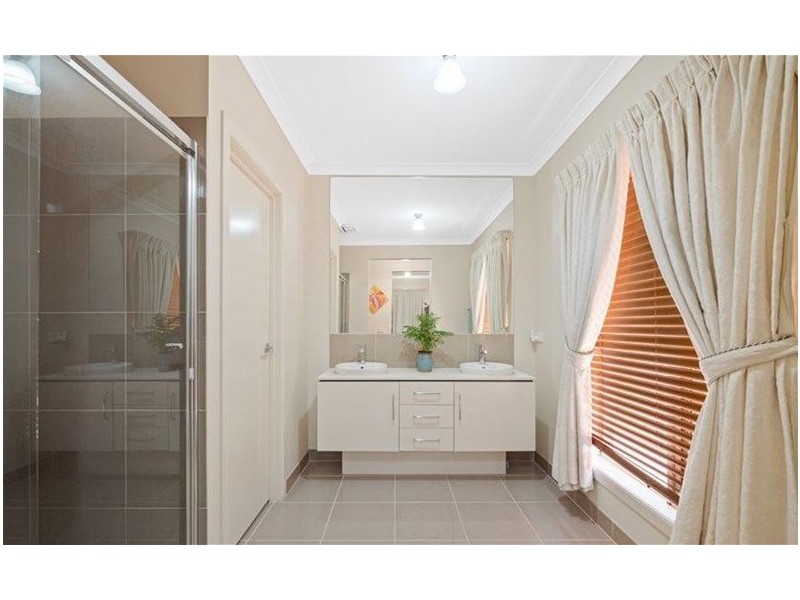 10 Warranooke street, Melton South VIC 3338