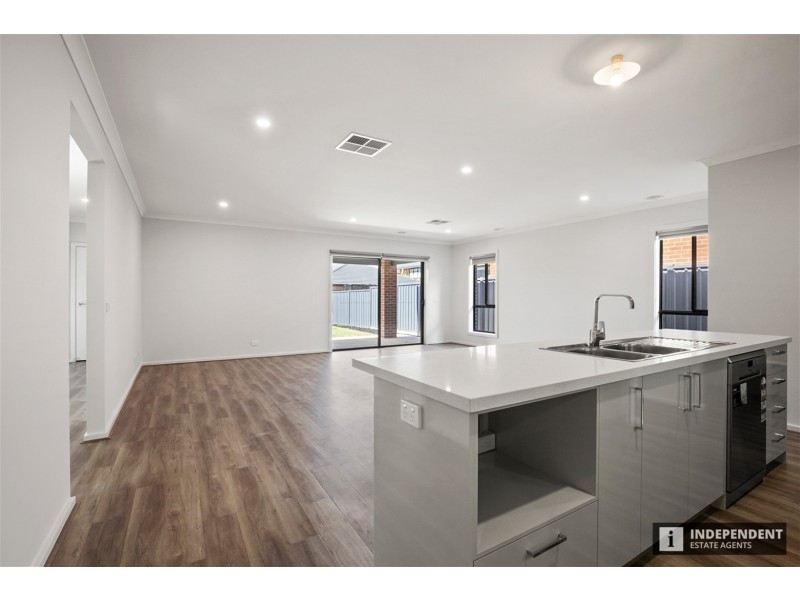 82 Old Bridge blvd, Melton South VIC 3338