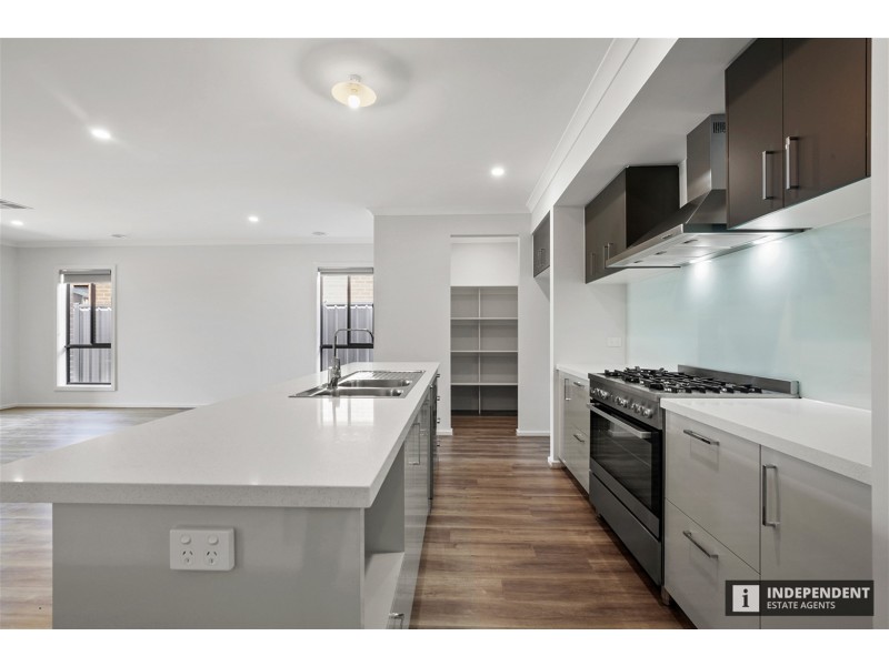 82 Old Bridge blvd, Melton South VIC 3338