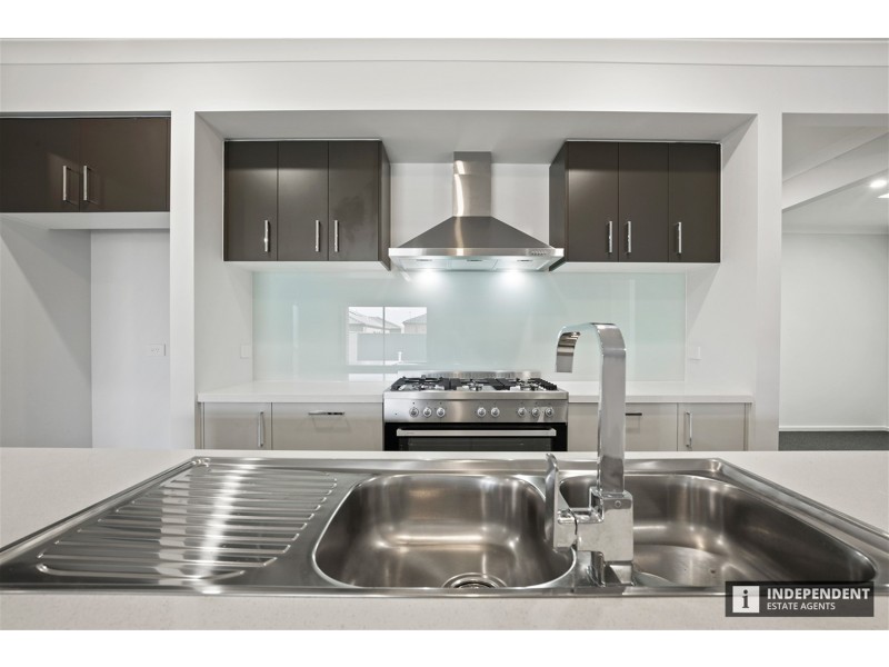 82 Old Bridge blvd, Melton South VIC 3338