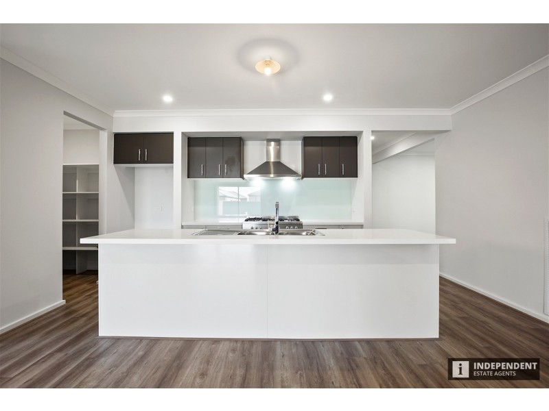 82 Old Bridge blvd, Melton South VIC 3338