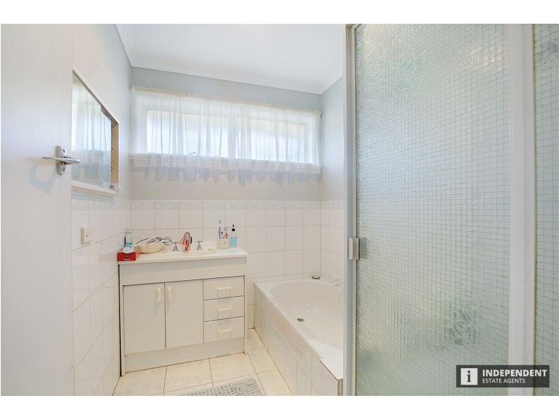 21 Connel Drive, Melton South VIC 3338