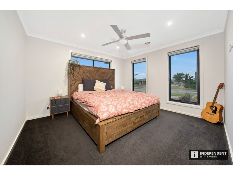 12 Palacio Terrace, Clyde North VIC 3978