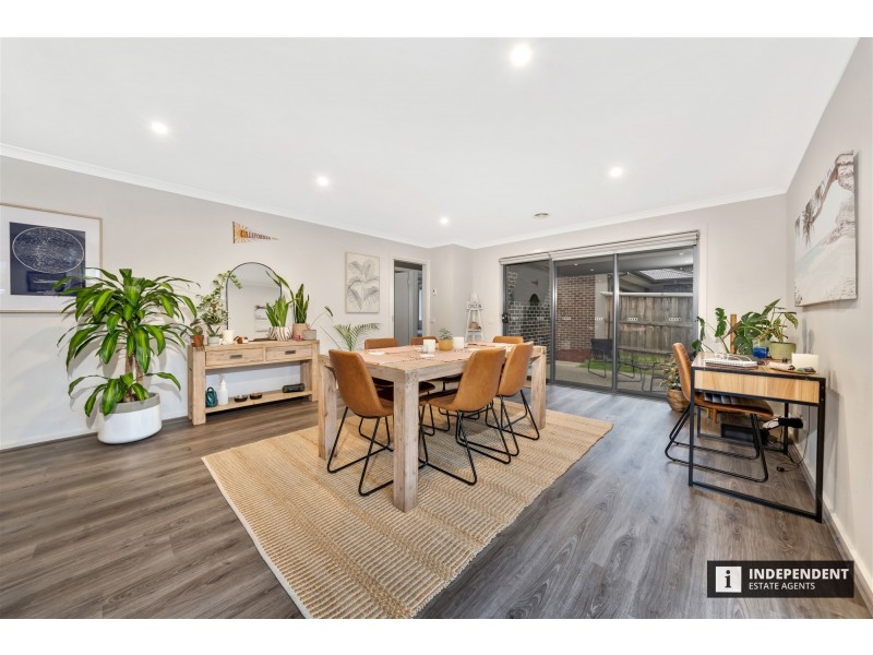 12 Palacio Terrace, Clyde North VIC 3978