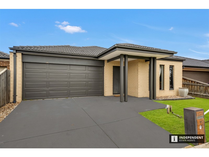 8 Pipers Place, Clyde North VIC 3978