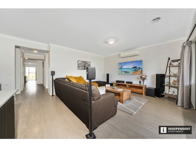 8 Pipers Place, Clyde North VIC 3978