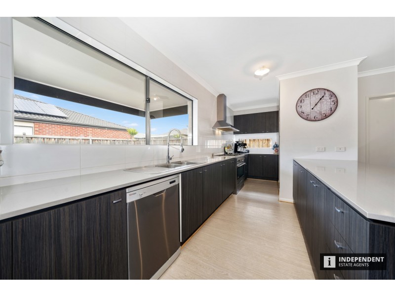 8 Pipers Place, Clyde North VIC 3978