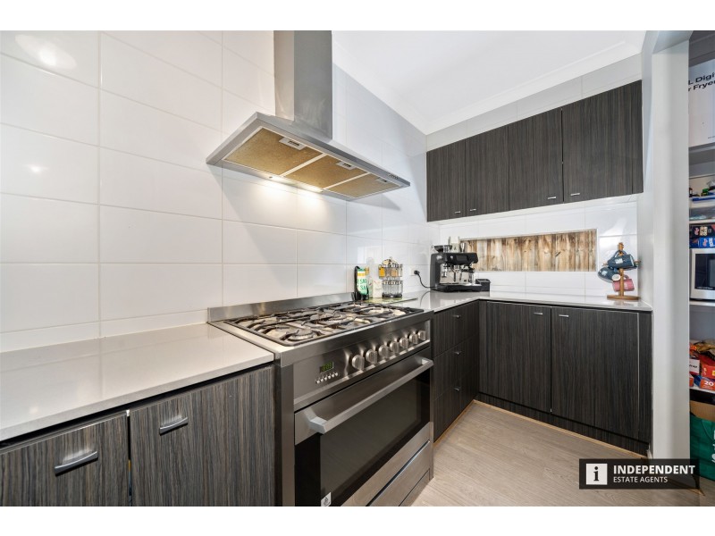 8 Pipers Place, Clyde North VIC 3978