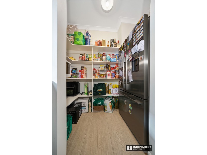 8 Pipers Place, Clyde North VIC 3978