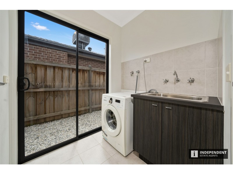 8 Pipers Place, Clyde North VIC 3978