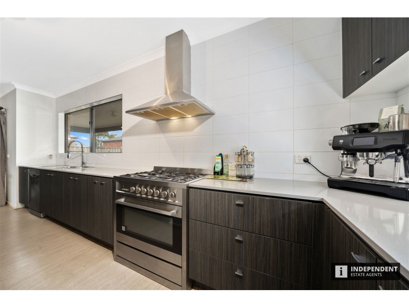 8 Pipers Place, Clyde North VIC 3978