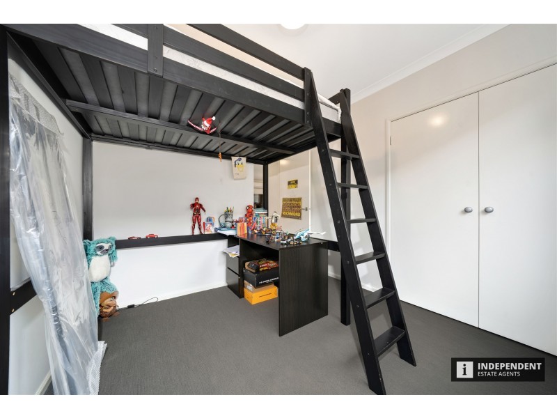 8 Pipers Place, Clyde North VIC 3978