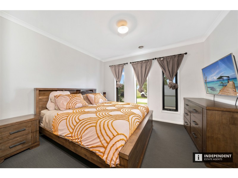 8 Pipers Place, Clyde North VIC 3978