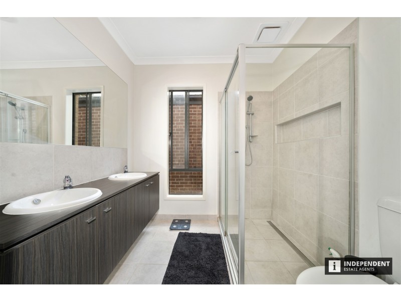 8 Pipers Place, Clyde North VIC 3978