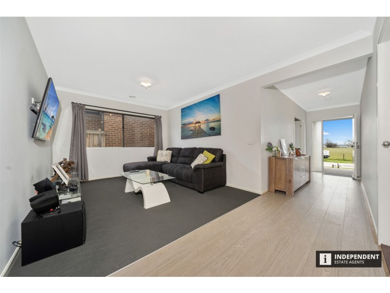 8 Pipers Place, Clyde North VIC 3978