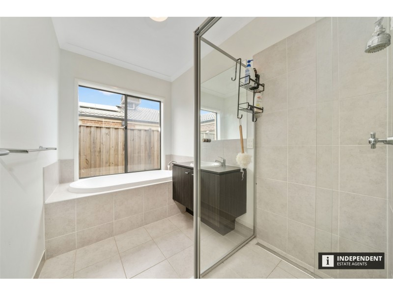 8 Pipers Place, Clyde North VIC 3978