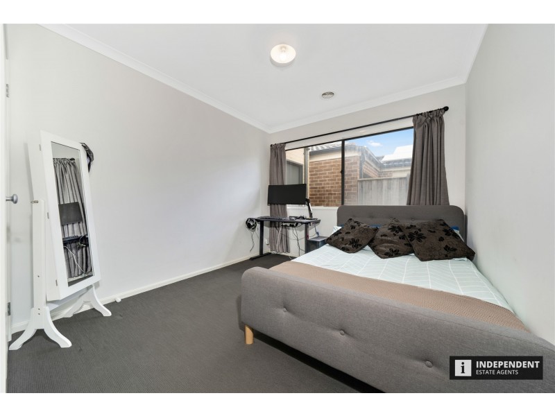 8 Pipers Place, Clyde North VIC 3978