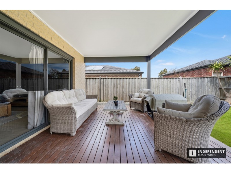 8 Pipers Place, Clyde North VIC 3978