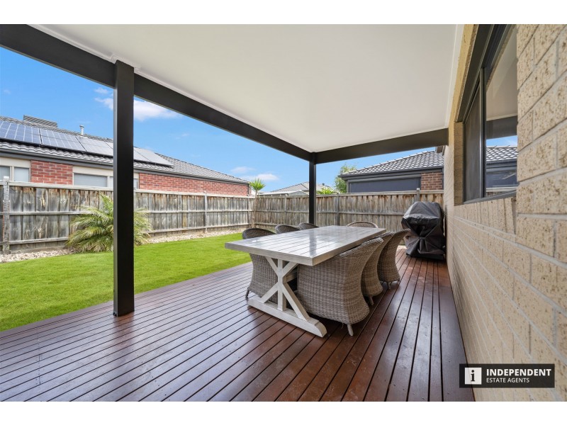 8 Pipers Place, Clyde North VIC 3978