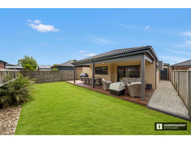 8 Pipers Place, Clyde North VIC 3978