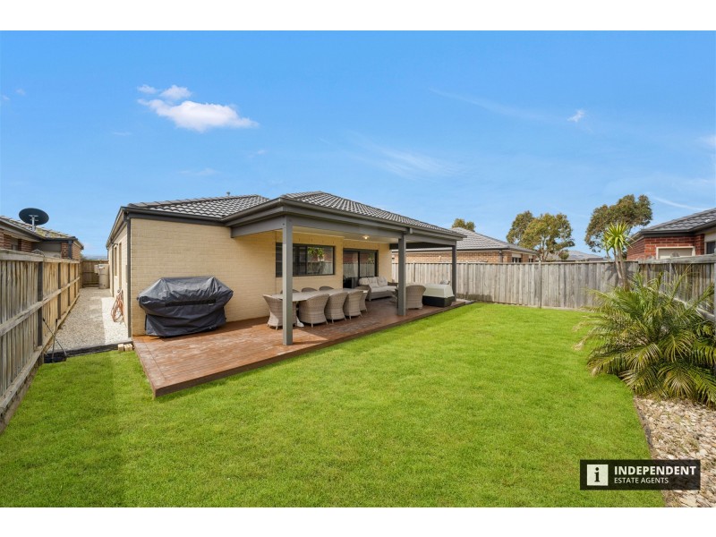 8 Pipers Place, Clyde North VIC 3978