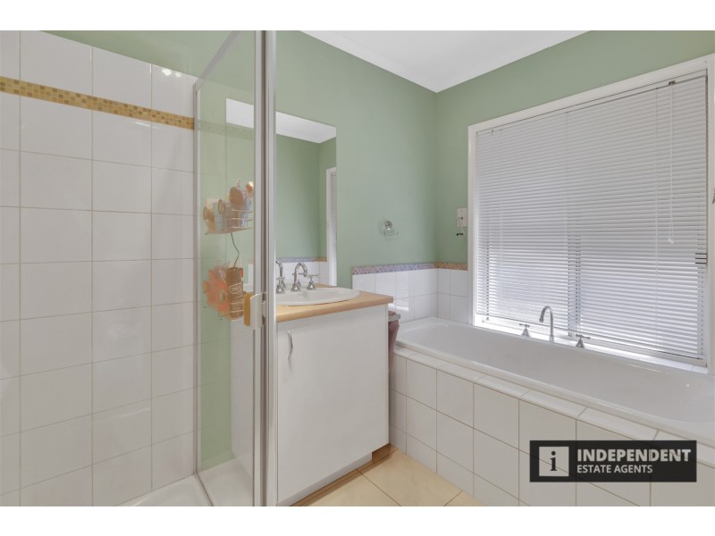 14 Connel drive, Melton South VIC 3338