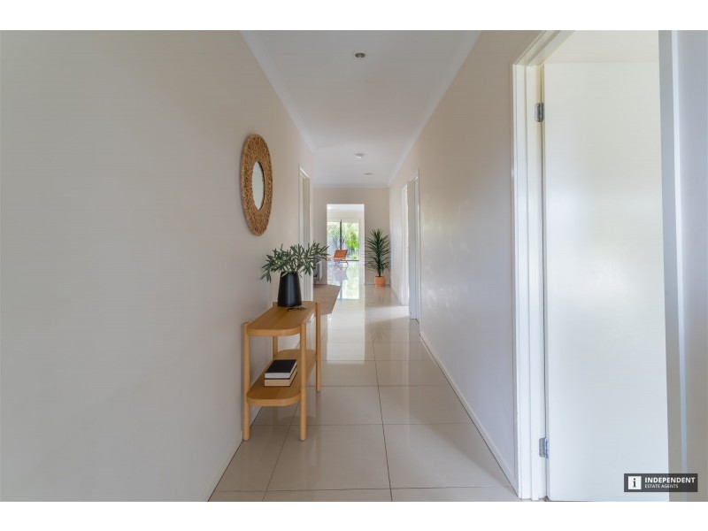 11 Beechtree Way, Cranbourne North VIC 3977