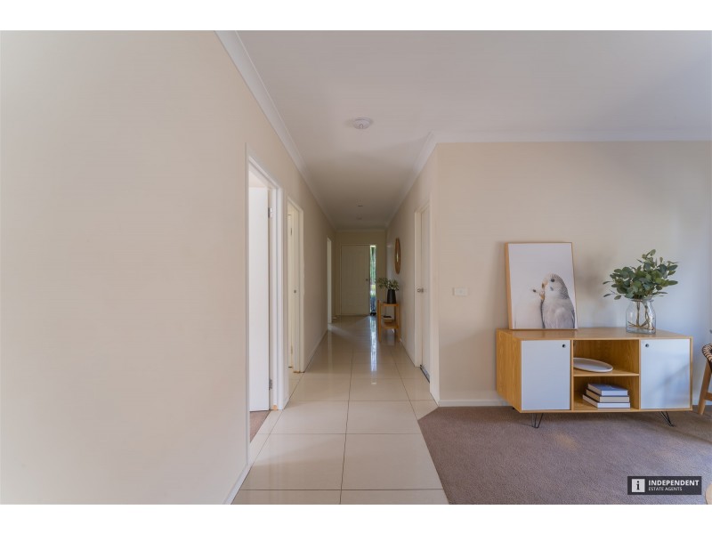 11 Beechtree Way, Cranbourne North VIC 3977