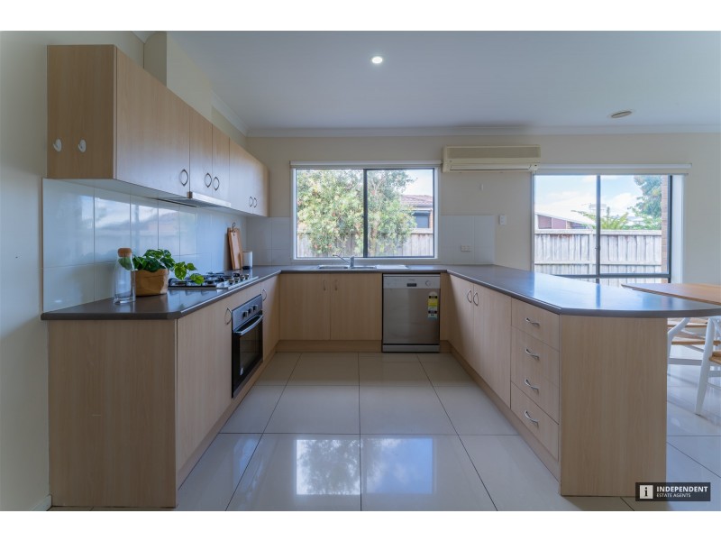 11 Beechtree Way, Cranbourne North VIC 3977