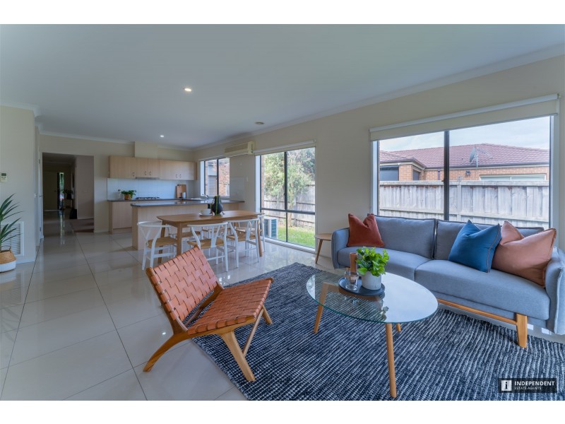 11 Beechtree Way, Cranbourne North VIC 3977