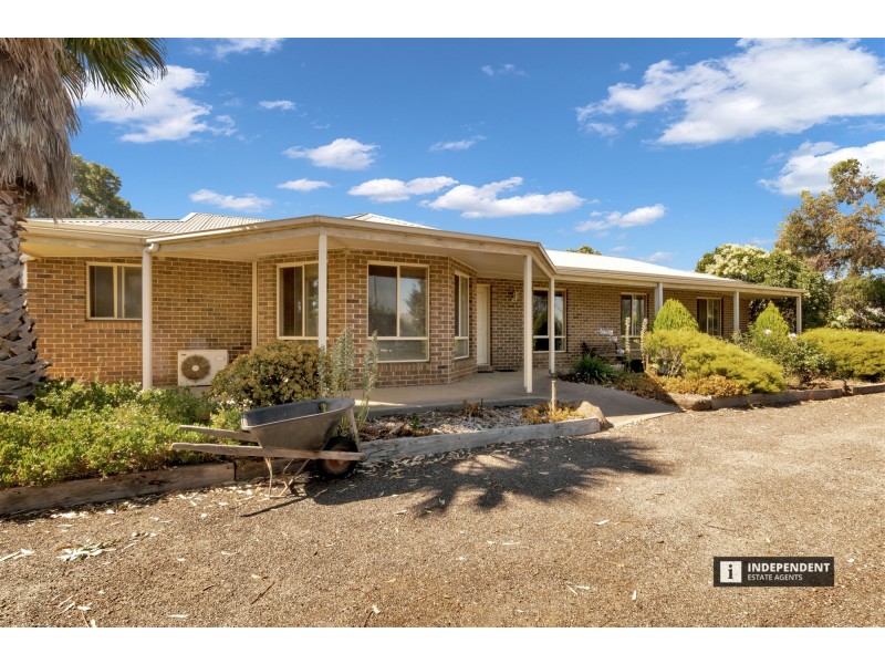 81 Killarney Dr, Melton VIC 3337